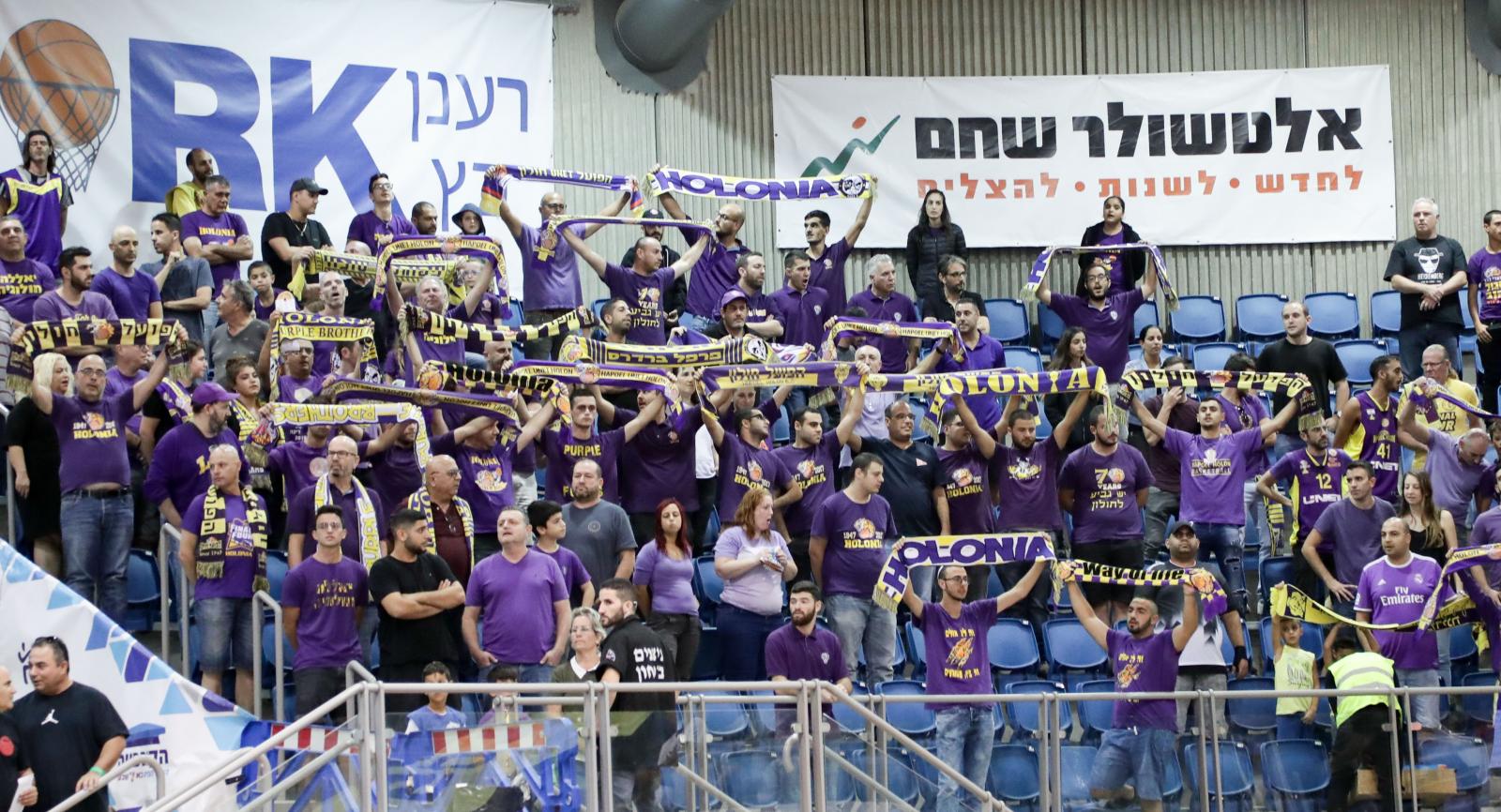 אוהדים סגולים-צהובים בקונכייה. שיכורים החוצה! (צילום: דני מרון, באדיבות מנהלת הליגה)